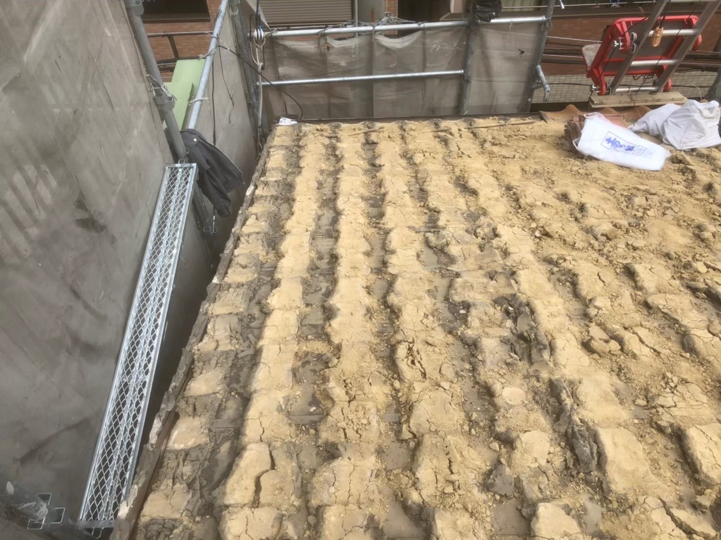 瓦と葺き土が大量